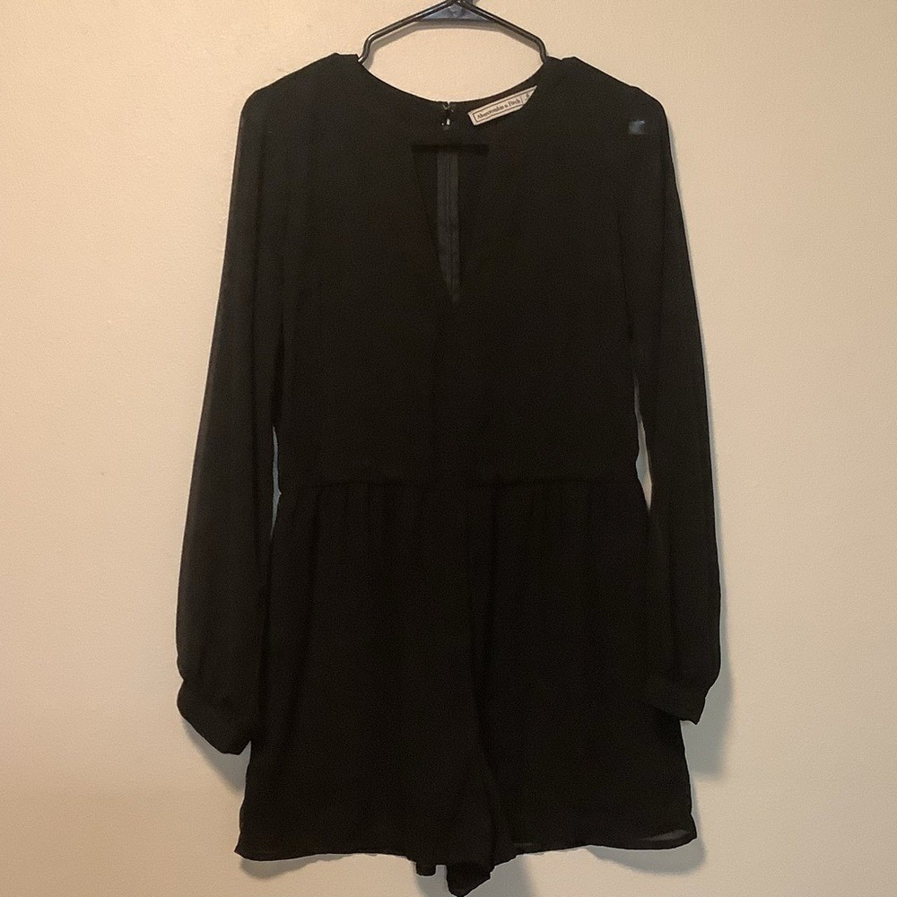 Abercrombie & Fitch Black Long Sleeve Romper V-Neck Keyhole Size 6
